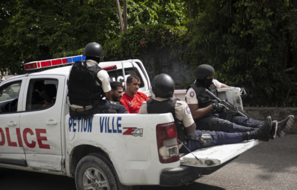 ▲아이티 경찰이 수도 포르토프랭스 페티옹빌에서 조브넬 모이즈 대통령 암살 용의자로 추정되는 남성 2명을  구금해 차량으로 이송하고 있다. 포르토프랭스/AP뉴시스 