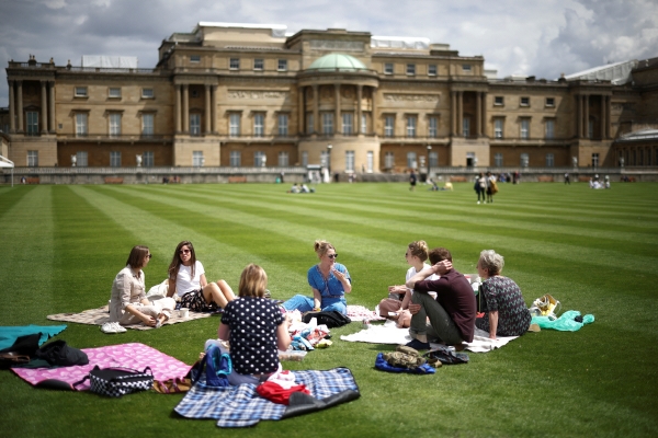 ▲엘리자베스 2세 영국 여왕이 8일 런던 버킹엄궁 잔디 정원을 일반인들에게 개방하기로 한 가운데, 시민들이 버킹엄궁 정원에서 피크닉을 즐기고 있다. 런던/로이터연합뉴스

