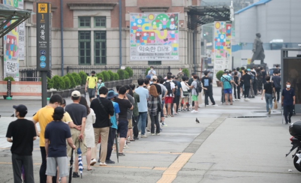 ▲11일 오전 서울역광장에 마련된 임시선별검사소를 찾은 시민들이 검사를 기다리고 있다. (연합뉴스)