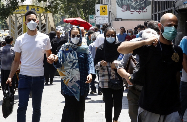 ▲이란 테헤란에서 5일(현지시간) 사람들이 마스크를 쓰고 걷고 있다. 테헤란/EPA연합뉴스 
