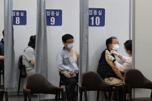 ▲서울 성북구 예방접종센터에서 시민들이 백신 접종을 받고 있다 (연합뉴스)