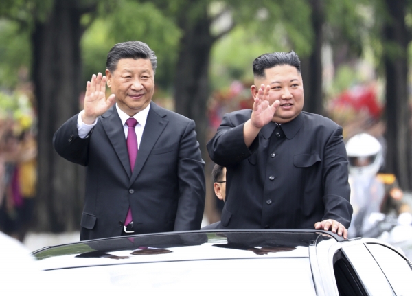 ▲시진핑(왼쪽) 중국 국가주석과 김정은 북한 국무위원장이 2019년 6월 19일 평양에서 카퍼레이드를 하고 있다. 평양/신화뉴시스
