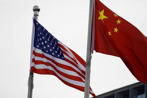 ▲중국에 위차한 한 미국 기업의 건물에 미국과 중국의 국기가 걸려 있다. 로이터연합뉴스
