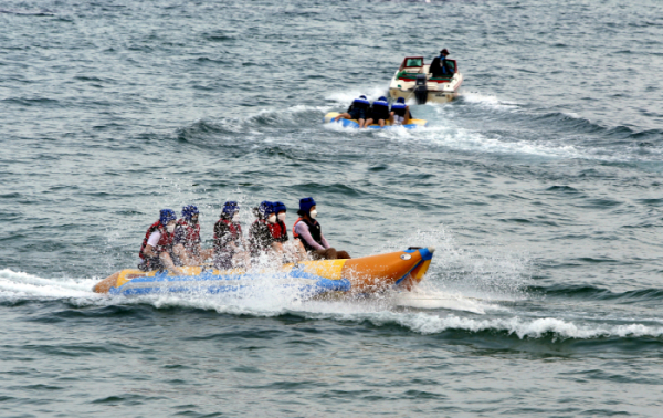 ▲11일 오후 피서객들이 강원도 속초시 속초해수욕장에서 수상레저기구를 타며 여름을 즐기고 있다. (뉴시느)