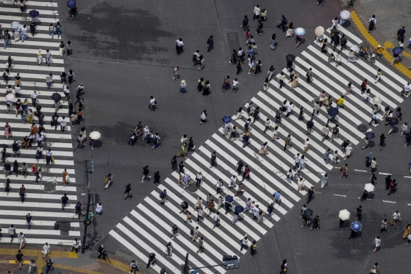 ▲일본 도쿄에서 10일 시민들이 횡단보도를 건너고 있다. 도쿄/AP연합뉴스