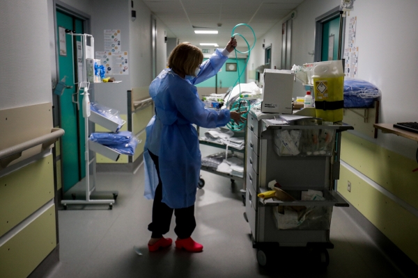 ▲벨기에 브뤼셀의 한 병원에서  의료진이 신종 코로나바이러스 감염증(코로나19) 환자에게 제공할 치료를 준비하고 있다. 브뤼셀/EPA연합뉴스
