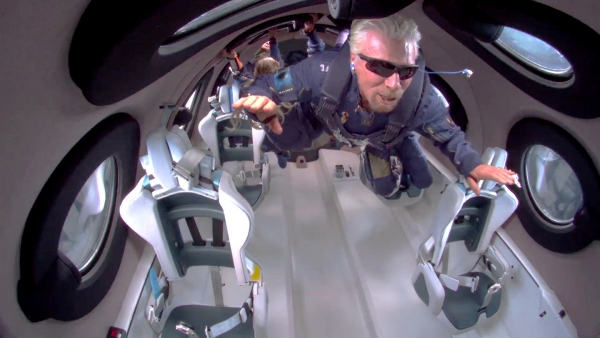 ▲리처드 브랜슨이 11일(현지시간) 우주 비행선 VSS유니티 안에서 무중력을 체험하고 있다. 로이터연합뉴스
