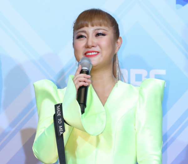 ▲2019 MBC 방송연예대상 시상식에서 개그우먼 박나래가 레드카펫 행사에서 인사말을 하고 있다. (뉴시스)
