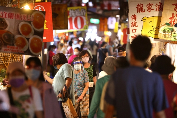 ▲대만 수도 타이베이의 한 시장에서 6일 신종 코로나바이러스 감염증(코로나19) 예방용 마스크를 쓴 시민들이 쇼핑을 하고 있다. 타이베이/로이터연합뉴스 
