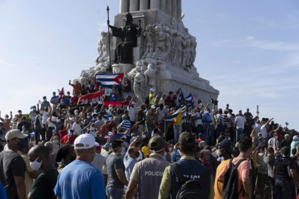 ▲11일(현지시간) 쿠바 수도 아바나에 있는 막시모 고메즈 장군 기념비 주변으로 반정부 시위 참여자들이 모여 있다. 아바나/AP뉴시스 