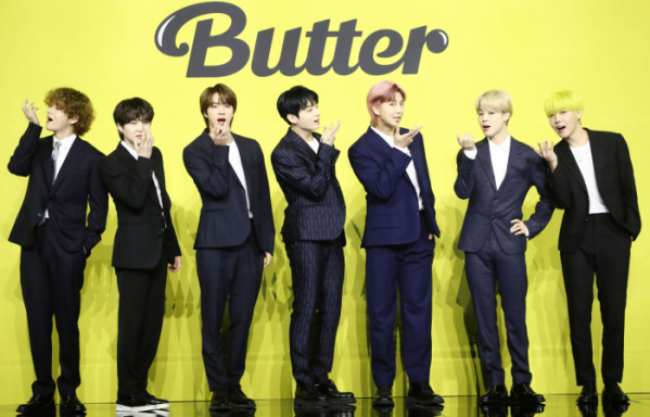 ▲그룹 방탄소년단(BTS)이 5월 21일 오후 서울 송파구 올림픽공원 올림픽홀에서 열린 새 디지털 싱글 ‘버터’(Butter) 발매 글로벌 기자간담회에서 포즈를 취하고 있다. (연합뉴스)
