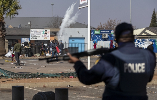 ▲남아프리카공화국 요하네스버그에서 12일(현지시간) 시위대가 경찰에 맞서고 있다. 요하네스버그/AP연합뉴스