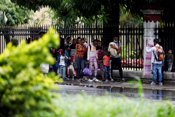 ▲베네수엘라 카라카스에서 9일(현지시간) 거주민들이 무장괴한과 경찰 간 대치를 피해 이동하고 있다. 카라카스/로이터연합뉴스