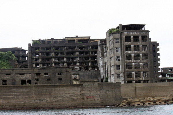 ▲2015년 6월 6일 일본 나가사키현 소재 군함도로 향하는 여객선에서 낡은 건물들이 보인다.  (연합뉴스 )