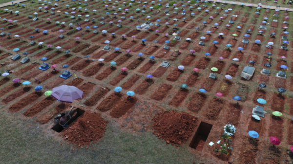 ▲페루 북동부 이키토스의 샌 후안 바티스타 묘지의 한 직원이 3월 사망자 무덤을 위해 땅을 파고 있다. 이키토스/AP뉴시스