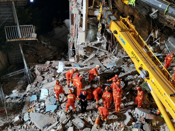 ▲중국 쑤저우시에서 12일 구조대원들이 무너진 건물 잔해에서 생존자를 찾고 있다. 쑤저우/로이터연합뉴스
