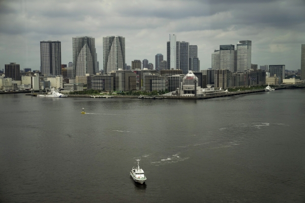 ▲일본 수도 도쿄를 배경으로 한 척의 배가 지나가고 있다. 도쿄/로이터연합뉴스
