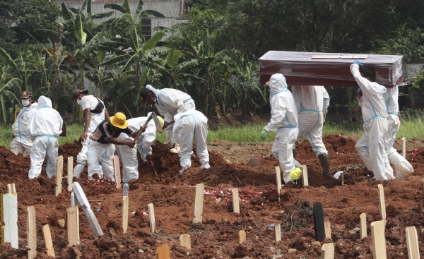 ▲인도네시아 서부 자바에서 11일(현지시간) 노동자들이 묘지 공간을 마련하고 있다. 자바/AP연합뉴스