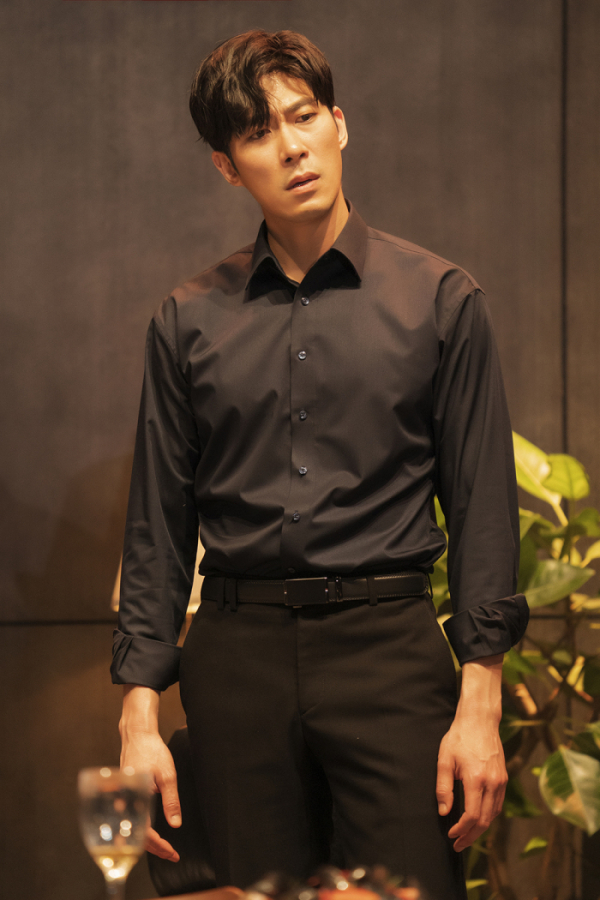 ▲연극 '완벽한 타인'에서 로코 역으로 분하고 있는 배우 박은석. (사진=쇼노트)