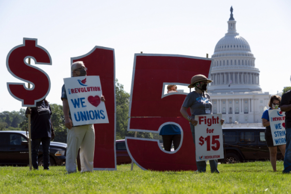 ▲시간당 15달러 임금을 요구하며 파업한 맥도날드 노동자 지지자들이 5월 19일 워싱턴 의사당 앞에서 시위를 하고 있다.  (AP/뉴시스)