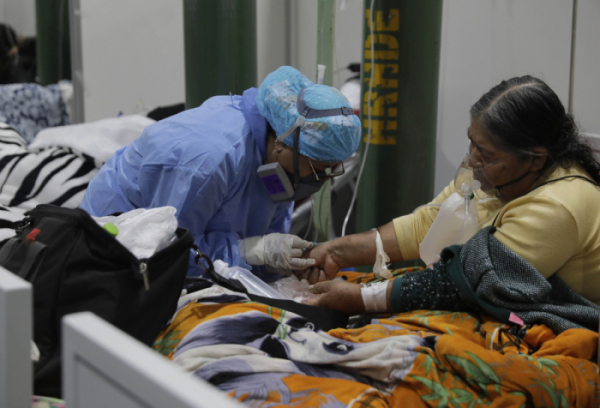 ▲지난달 24일(현지시각) 페루 아레키파 병원에서 한 여성이 코로나19 치료를 받고 있다. (아레키파(페루)=AP/뉴시스)