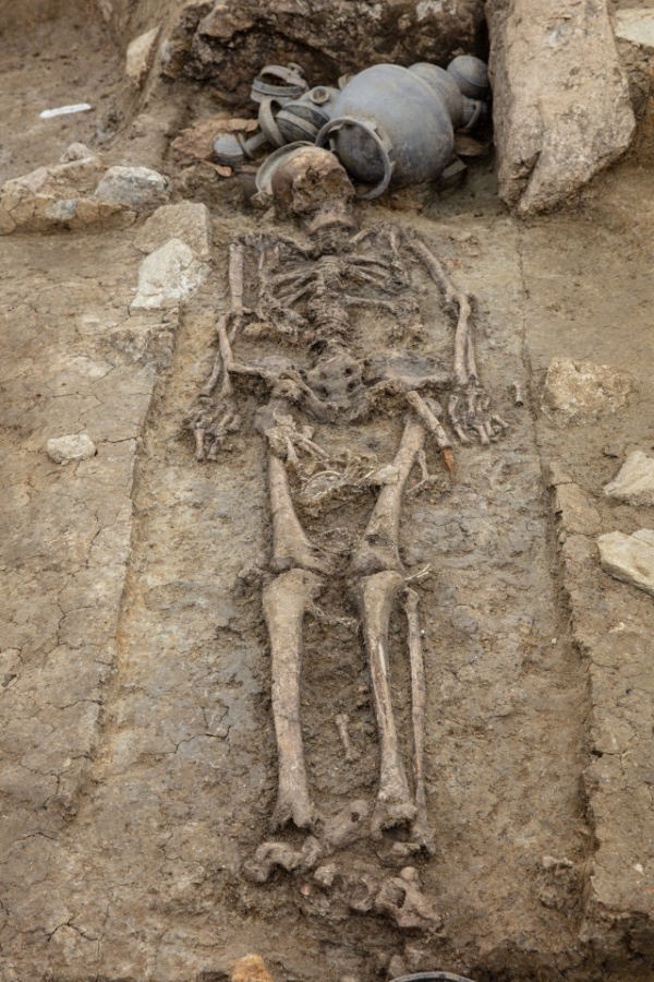 ▲경주 신라시대 탑동유적에서 발견된 키 180cm의 남성 인골 (문화재청)
