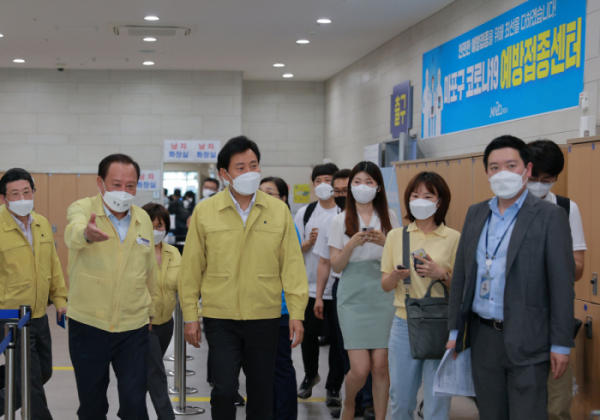 ▲오세훈 서울시장이 15일 오후 서울 마포구민체육센터에 마련된 코로나19 백신 예방접종센터를 방문해 현장을 점검하고 있다. (공동취재사진)