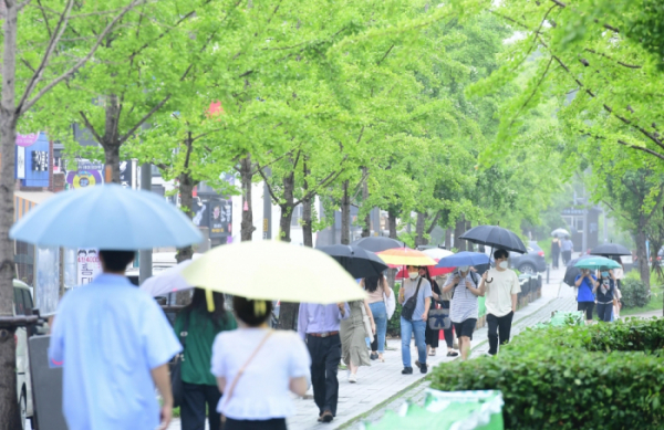 ▲전국에 장맛비가 내린 지난 4일 서울 마포구 경의선숲길에서 우산을 쓴 시민들이 발걸음을 옮기고 있다. 신태현 기자 holjjak@ (이투데이DB)