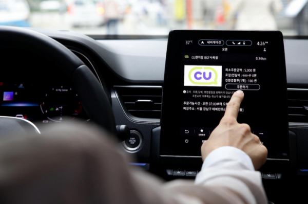 ▲XM3 고객은 차량 내부 내비게이션 화면에서 모빌리티 커머스 플랫폼 오윈(Owin) 앱을 통해 주문할 수 있다.  (사진제공=르노삼성)