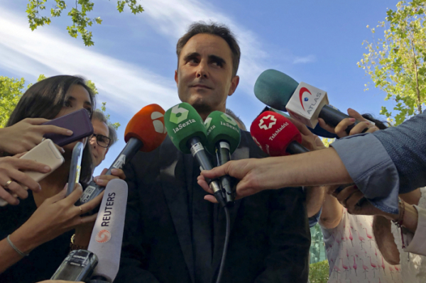 ▲에르베 팔치아니가 2018년 9월 11일 스페인 마드리드에서 열린 스위스로의 범죄인 인도 청문회를 마친 뒤 법원 밖에서 기자들 앞에 섰다. (AP/뉴시스)