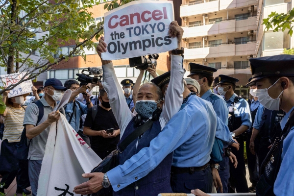 ▲17일 일본 도쿄에서 시위대가 토머스 바흐 국제올림픽위원회(IOC) 위원장이 묵고 있는 호텔 앞에 몰려와 “도쿄올림픽을 취소하라”는 구호를 외치고 있다. (AFP연합뉴스)