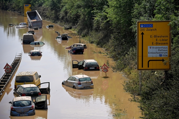 ▲독일 베스트팔렌주 에르프트슈타트의 고속도로에 17일(현지시간) 차량들이 물에 잠겨 있다. 에르프트슈타트/EPA연합뉴스

