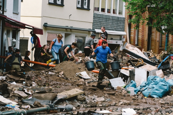 ▲독일 바트 뮌스터아이펠에서 17일(현지시간) 주민들이 홍수로 쓸려간 물품들을 치우고 있다. 바트 뮌스터아이펠/신화뉴시스
