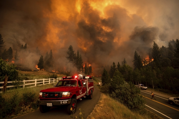 ▲미국 캘리포니아주 알파인카운티의 한 마을에 17일(현지시간) 산불이 발생해 소방대원들이 진화 작업에 투입되고 있다. 알파인카운티/AP연합뉴스
