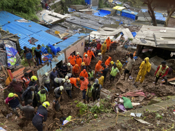 ▲인도 뭄바이 마훌 지역에서 18일(현지시간) 폭우로 인한 산사태가 주택가를 덮친 가운데 사고 현장에서 구조대원들이 생존자를 수색하고 있다. 마훌/AP뉴시스 