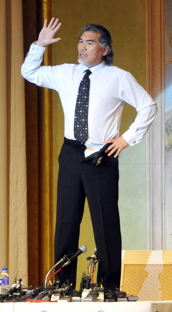 ▲가수 나훈아는 2008년 1월 25일 서울 홍은동 그랜드힐튼호텔에서 기자회견을 하던 도중 테이블에 올라가 바지를 내리려 했었다. (뉴시스)