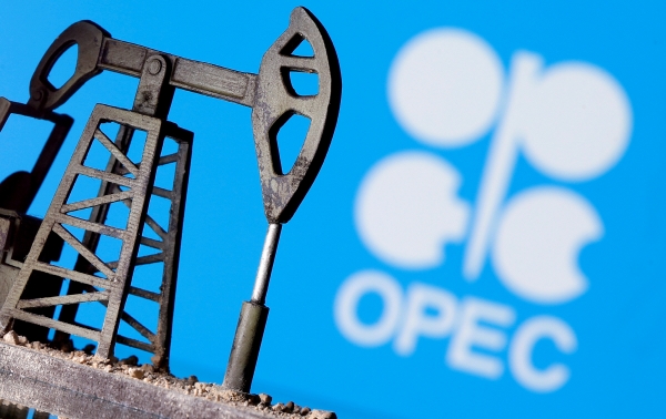 ▲석유수출국기구(OPEC) 로고 앞에 펌프잭 모형이 보인다. (로이터연합뉴스)