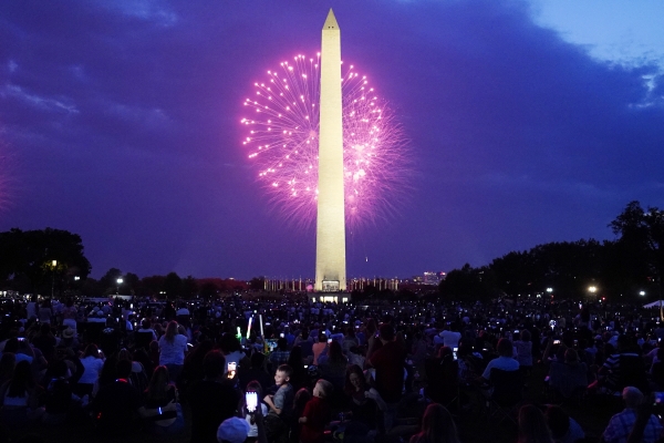 ▲미국 워싱턴D.C.에서 4일(현지시간) 독립기념일을 축하하는 불꽃놀이가 한창이다. 워싱턴D.C./EPA연합뉴스 

