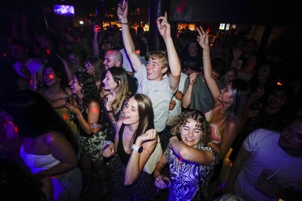 ▲영국이 신종 코로나바이러스 감염증(코로나19) 방역 규제를 해제한 7월 19일(현지시간) 런던 패링던의 한 댄스홀에서 젊은이들이 이곳의 재개장을 환호하며 춤추고 있다. 런던/AP연합뉴스
