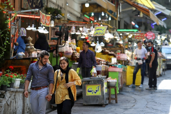 ▲이란 테헤란에서 14일(현지시간) 시민들이 시장을 지나가고 있다. 테헤란/로이터연합뉴스