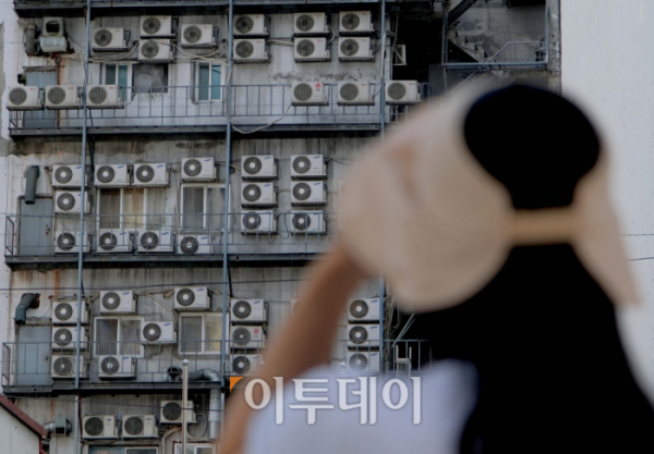 ▲18일 서울 중구 한 건물 외벽에 설치된 에어컨 실외기가 뜨거운 바람을 뿜어내고 있다. (이투데이DB)