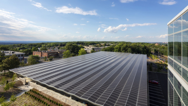 ▲지난해 상반기에 완공한 LG전자 북미법인 신사옥은 지붕에 태양광 패널을 설치해 재생에너지를 생산하고 사용한다.  (사진제공=LG전자)