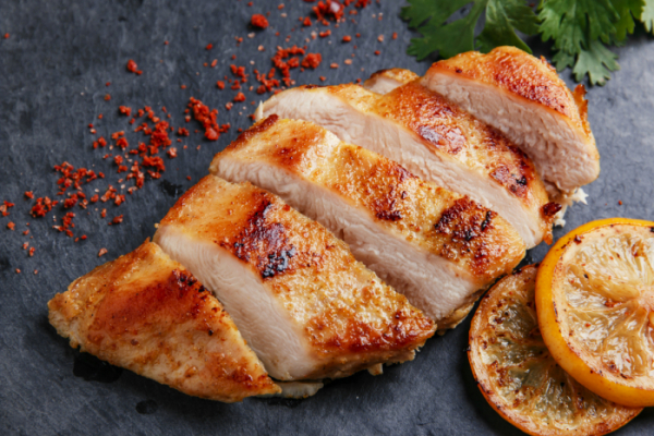 ▲닭고기와 같은 고단백질 음식은 요로결석의 위험인자이므로 단백질 편식은 피해야 한다. 