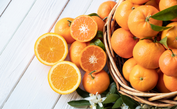 ▲오렌지와 같은 시큼한 과일에 많이 함유된 구연산은 요로결석 예방을 위해 섭취하는 것이 좋다. 