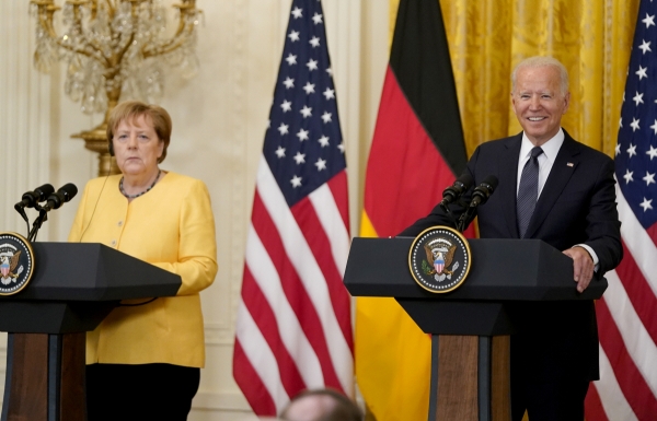 ▲앙겔라 메르켈(왼쪽) 독일 총리와 조 바이든 미국 대통령이 15일(현지시간) 백악관에서 기자회견을 하고 있다. 워싱턴D.C./EPA연합뉴스
