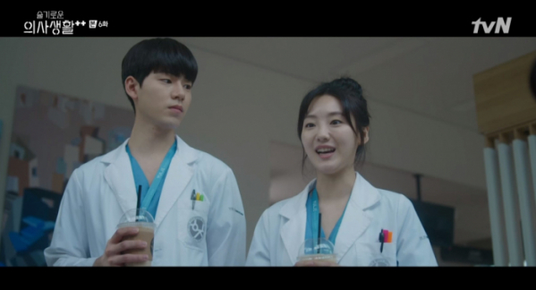 ▲'슬기로운 의사생활 시즌2' 등장인물 장홍도(좌) 장윤복(사진=tvN 방송화면 캡처)