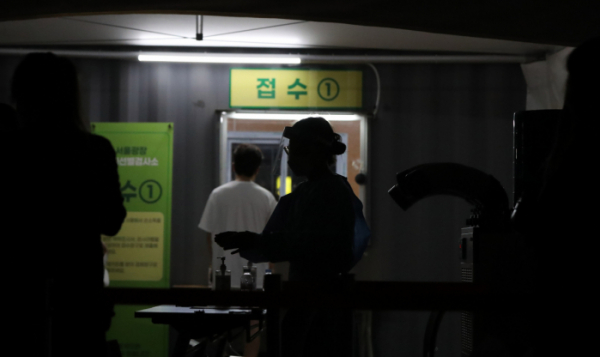 ▲코로나19 확진자가 늘고 있는 22일 오후 서울 중구 서울광장에 마련된 임시 선별진료소에서 의료진이 코로나19 검사 접수를 받고 있다. (뉴시스)