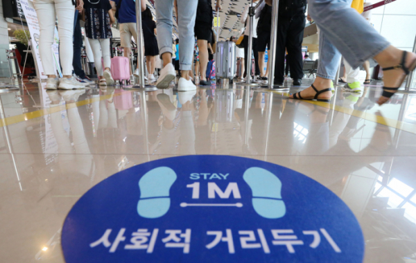 ▲수도권 내 사회적 거리두기 4단계가 연장된 23일 오전 서울 강서구 김포공항 국내선 청사에 거리두기 안내문이 붙어있다. (뉴시스)