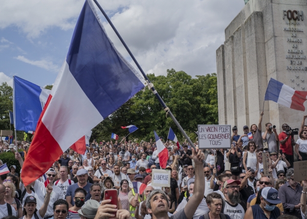 ▲프랑스 파리 에펠탑 인근 트로카데로에서 24일(현지시간) 시민들이 정부의 코로나19 방역 정책에 반대하며 시위를 벌이고 있다. 파리/AP뉴시스
