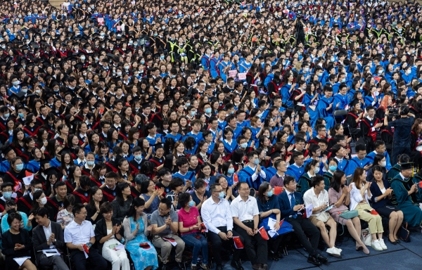 ▲중국 베이징외국어대학에서 2일 열린 졸업식에 학생들이 참석하고 있다. 베이징/신화뉴시스 

